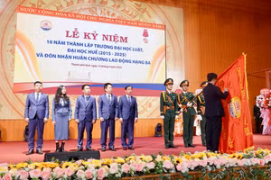 Trường Đại học Luật, Đại học Huế đón nhận Huân chương Lao động hạng Ba.