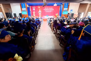 3 nghiên cứu sinh và 442 học viên cao học được trao bằng tiến sĩ và thạc sĩ tại Trường Đại học Sư phạm, Đại học Huế. (Ảnh: Đại Dương)