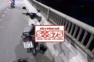 Chiếc xe và đôi dép trên cầu Tuần của người đàn ông nhảy cầu tự tử được anh Nguyễn Văn Phi dũng cảm cứu sống. (Ảnh: Đội 0 đồng Huế)