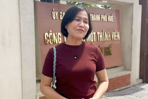 Bà Nguyễn Thị Nguyệt, chủ nhân tờ vé số trúng 2 tỷ đồng thắng kiện vừa nhận tiền thưởng tại Công ty TNHH Nhà nước MTV xổ số kiến thiết Huế.