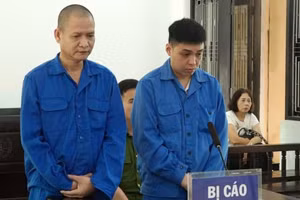 Nguyễn Minh Tuấn (phải) và Cao Minh Tân (trái) nhiều lần chở khách nước ngoài không giấy tờ bị tòa tuyên phạt gần 5 năm tù. 