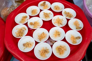 Món bánh bèo chén xứ Huế ngon miệng, lạ mắt tại chương trình "Huế - Kinh đô ẩm thực". (Ảnh: LHHH)