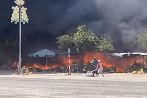 Cháy lớn tại chợ An Lỗ - TP Huế. (Ảnh: K.T)