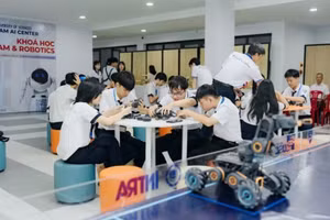 Học sinh TP Huế trải nghiệm tại Trung tâm STEAM & AI, Trường Đại học Khoa học, Đại học Huế.