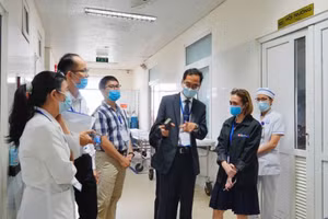 Đoàn đánh giá ngoài theo tiêu chuẩn của Mạng lưới các trường đại học Đông Nam Á (AUN-QA) tiến hành làm việc tại Trường ĐH Y Dược Huế.
