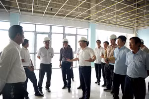 Ông Hoàng Hải Minh, Phó Chủ tịch Thường trực UBND TP Huế (giữa) chỉ đạo “nóng” tại công trình Dự án Quảng trường Văn hóa Thể thao thành phố.