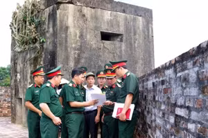Các cơ quan chức năng khảo sát vị trí 1 lô cốt quân sự cũ cần tháo dỡ nằm trên Kinh thành Huế.