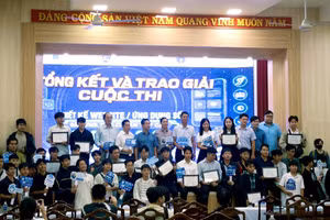Đại biểu và các thí sinh chụp ảnh lưu niệm sau lễ trao giải.