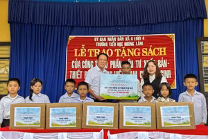 Một đợt trao tặng sách giáo khoa miễn phí cho học sinh vùng sâu vùng xa TP Huế.