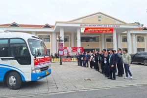 Lãnh đạo Trường Đại học Nông Lâm, Đại học Huế chào sinh viên về Tết trên chuyến xe miễn phí. (Ảnh: Đại Dương)