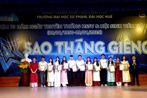 4 sinh viên được trao tặng giải thưởng Sao tháng Giêng cấp Tỉnh và 9 sinh viên Trường Đại học Sư phạm, Đại học Huế được công nhận đạt danh hiệu Sinh viên 5 tốt cấp Tỉnh. (Ảnh: M.L)