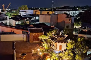 Cụm công trình am miếu xây dựng trái phép trên đất thuê của Nhà nước ở sân thượng tòa nhà Công ty CP Tư vấn Thiết kế Giao thông tỉnh Thừa Thiên Huế. (Ảnh: Đại Dương)