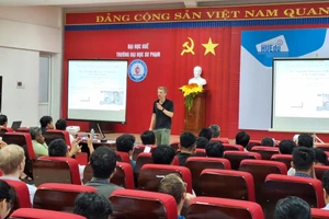 Giáo sư Robert Seiringer, Viện Khoa học và Công nghệ Áo có bài giảng đại chúng về Toán học nâng cao cho học sinh, sinh viên tại Huế chiều 8/8. (Ảnh: Đại Dương)