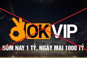 Dòng chữ “OKVIP - hôm nay 1 tỷ ngày mai 1.000 tỷ” được gắn ở hộp đựng gia vị, giấy lau, các sản phẩm tặng các quán ở Huế thực chất liên quan đến game cờ bạc trá hình. (Ảnh: CACC)