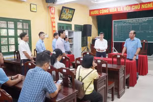 Lãnh đạo TP Huế và Sở GD&ĐT kiểm tra các điểm thi Tốt nghiệp THPT 2026 trong sáng 9/6.