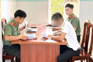 Công an xã Bình Điền (TP Huế) làm việc với ông P.C.H. về hành vi đăng tải thông tin sai sự thật, xúc phạm uy tín của lực lượng công an trên mạng xã hội.