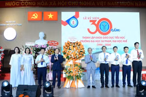 Lãnh đạo Trường Đại học Sư phạm tặng hoa chúc mừng Khoa Giáo dục Tiểu học nhân kỷ niệm 30 năm thành lập.