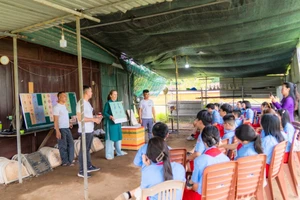 Chương trình "Tô màu di sản và trò chơi trí nhớ nghệ thuật Huế" miễn phí cho học sinh Thừa Thiên Huế. (Ảnh: Bảo Minh)