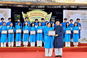 Ông Nguyễn Thanh Bình, Phó Chủ tịch Thường trực UBND tỉnh Thừa Thiên Huế trao Bằng chứng nhận học sinh danh dự toàn trường cho học sinh. (Ảnh: Đại Dương)