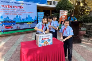 Học sinh Trường THCS Nguyễn Chí Diểu ủng hộ đồng bào miền Bắc. (Ảnh: NCD)