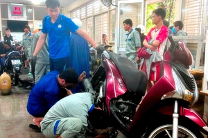 Nhiều xe máy ngâm lũ bị hư hỏng của người dân TP Huế được sửa chữa miễn phí.