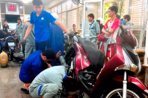 Nhiều xe máy ngâm lũ bị hư hỏng của người dân TP Huế được sửa chữa miễn phí.
