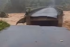 Cầu Le No ở xã Khe Tre, TP Huế bị nước lũ cuốn sập.