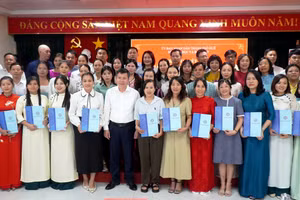 Lãnh đạo Sở GD&ĐT TP Huế trao quyết định thuyên chuyển các giáo viên, nhân viên năm học 2025-2026.