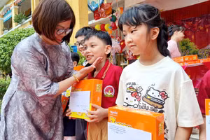 Trao quà Trung thu đến những học sinh lớp giáo dục chuyên biệt, Trường tiểu học Vĩnh Ninh, TP Huế.