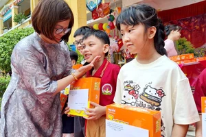 Trao quà Trung thu đến những học sinh lớp giáo dục chuyên biệt, Trường tiểu học Vĩnh Ninh, TP Huế.