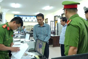 Công an TP Huế khám xét nơi làm việc của các cán bộ có hành vi nhận hối lộ. (Ảnh: CACC)
