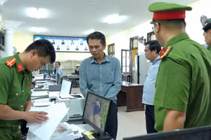 Công an TP Huế khám xét nơi làm việc của các cán bộ có hành vi nhận hối lộ. (Ảnh: CACC)