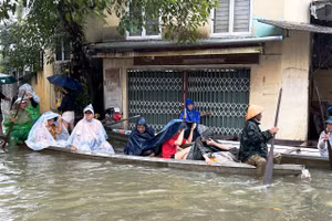 Người dân đi lại bằng ghe tại các tuyến đường TP Huế trong sáng 27/10 khi nước lũ đang lên.