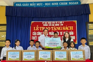 Đại diện Công ty Cổ phần Đầu tư Xuất bản - Thiết bị Giáo dục Việt Nam (VEPIC) trao tặng gần 9.000 bản sách giáo khoa và vở viết cho các trường tiểu học vùng lũ TP Huế.