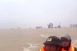 Các lực lượng chức năng TP Huế triển khai tìm kiếm, cứu hộ người dân trong trận lũ lịch sử từ 27-30/10.