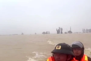 Các lực lượng chức năng TP Huế triển khai tìm kiếm, cứu hộ người dân trong trận lũ lịch sử từ 27-30/10.