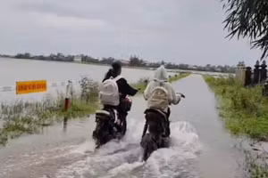 Học sinh vùng trũng TP Huế đi học trong sáng 22/10.