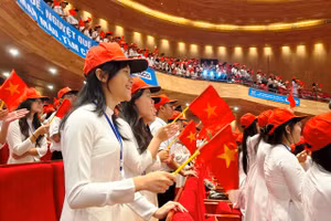 Học sinh Trường THPT Quốc Học - Huế cổ vũ nhiệt tình trận chung kết Đường lên đỉnh Olympia 2025 tại đầu cầu Huế.