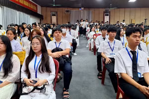 Gần 2.000 tân sinh viên nhập học tại Trường Đại học Khoa học, Đại học Huế, tăng cao hơn nhiều so với năm học trước.