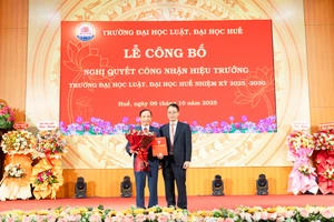 PGS.TS Đoàn Đức Lương (trái) nhận Nghị quyết công nhận Hiệu trưởng Trường Đại học Luật nhiệm kỳ 2025-2030.