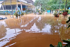 Hàng trăm trường học tại TP Huế ngập trong nước lũ