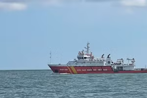 Lực lượng chức năng tìm kiếm ngư dân mất tích trên vùng biển TP Huế sau vụ va chạm làm chìm tàu cá.