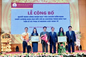 Đại diện nhà trường nhận Quyết định đạt chuẩn 2 chương trình đào tạo thạc sĩ và tiến sĩ ngành Luật Kinh tế.