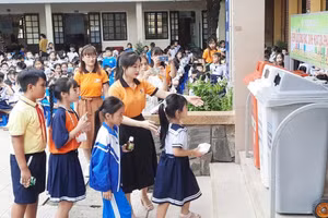 Tuyên truyền, hướng dẫn cho học sinh về cách phân loại rác tại trường theo Bộ tiêu chí Trường học sinh thái ASEAN không rác thải nhựa.