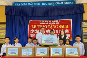 Đại diện Công ty Cổ phần Đầu tư Xuất bản - Thiết bị Giáo dục Việt Nam (VEPIC) trao tặng gần 9.000 bản sách giáo khoa và vở viết cho các trường tiểu học vùng lũ TP Huế.