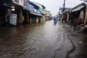 Nước lũ lên nhanh ở khu vực hạ du sông Hương chiều tối 26/10. (Ảnh: D.Đ)