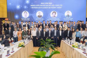 Các đại biểu chụp ảnh lưu niệm tại Lễ công bố Mạng lưới chuyên gia Dữ liệu toàn cầu.