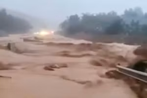 Nước lũ tràn qua cao tốc La Sơn - Hòa Liên đoạn Km14 thuộc TP Huế sáng 27/10.