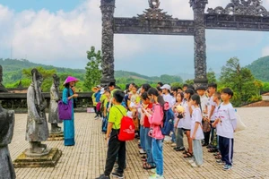 Học sinh tham quan, nghe thuyết minh các câu chuyện về văn hóa, lịch sử tại di tích Huế để vun đắp tình yêu với di sản truyền thống.