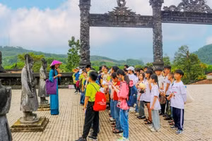 Học sinh tham quan, nghe thuyết minh các câu chuyện về văn hóa, lịch sử tại di tích Huế để vun đắp tình yêu với di sản truyền thống.
